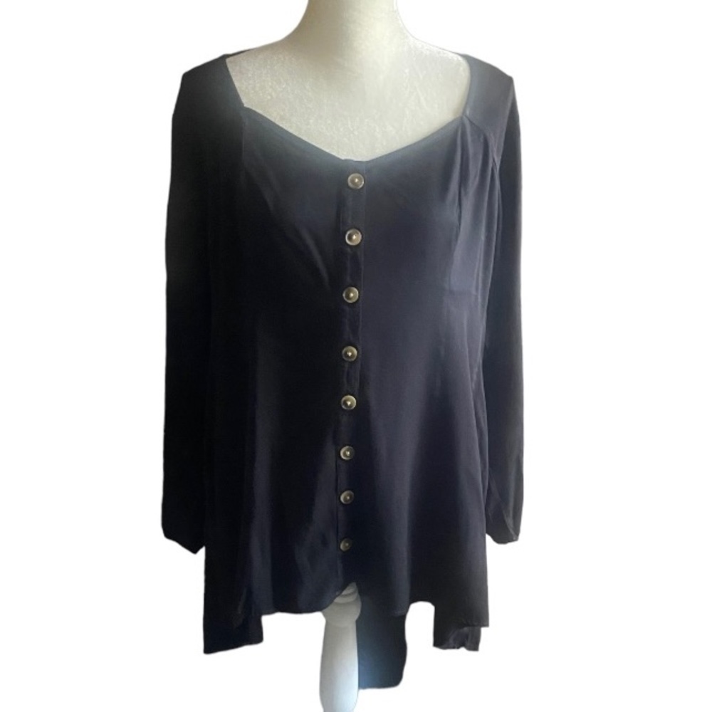 TORRID-BLACK BUTTON FRONT BLOUSE